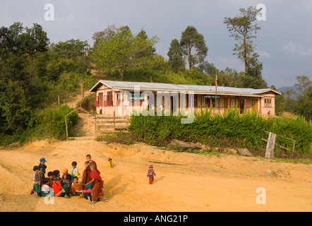 Scuola di villaggio costruito da un locale grassroot ONG denominato RDS per lo sviluppo rurale nella società Foto Stock