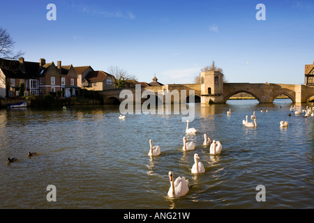 St Ives una tradizionale cittadina inglese con il suo quindicesimo secolo arco in pietra ponte sul fiume Ouse, St Ives Cambridgeshire England Regno Unito Foto Stock