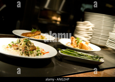 Tre cene sulla linea presso il ristorante per essere servito Foto Stock