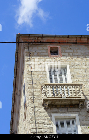 Angolo della casa della Corsica con cielo blu Foto Stock