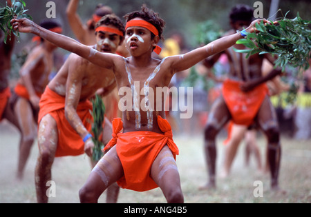 Un giovane ragazzo aborigeno esegue Laura Festival di Laura, estremo Nord Queensland, Australia Foto Stock