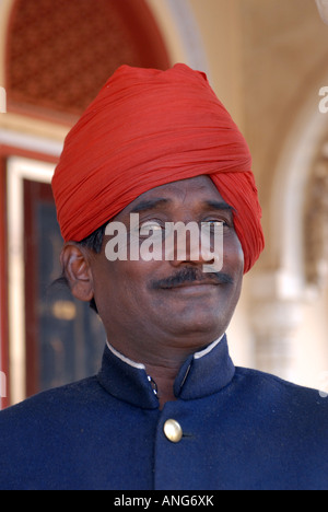 Un uomo pone per la fotocamera a Jaipur, India Foto Stock