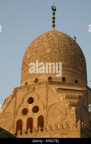 Muqarnas arabesque incisioni del mausoleo e complesso della moschea del sultano al-Ashraf Qaytbay o Qaitbay nella città dei morti o in Il Cairo Egitto Foto Stock