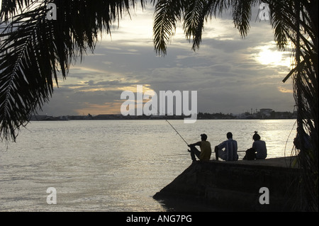 I pescatori rilassante sul fiume Suriname nella Capitale Paramaribo Suriname Foto Stock