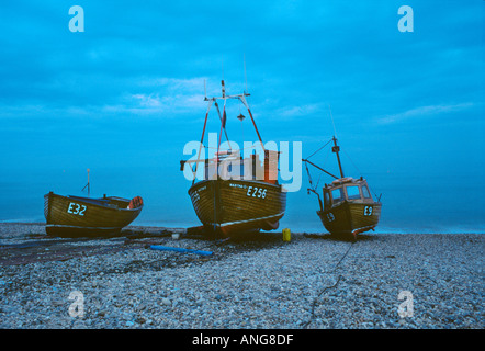 Barche di pescatori sulla spiaggia di Aldeburgh Suffolk in Inghilterra Foto Stock