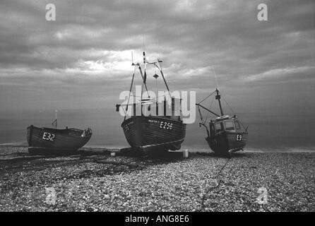 Barche di pescatori sulla spiaggia di Aldeburgh inglese della contea di Suffolk England Regno Unito Regno Unito GB Gran Bretagna Isole britanniche in Europa Foto Stock