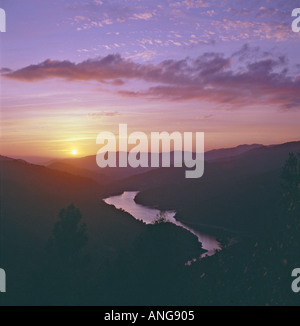 Il nord del Portogallo, il Panda Gerês national park tramonto sul Rio fiume Cávado a Canicada Foto Stock
