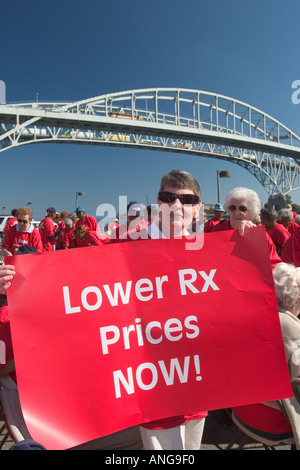 I cittadini anziani Rally per il diritto di importare farmaci a basso costo provenienti dal Canada Foto Stock