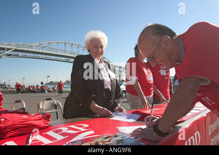 I cittadini anziani Rally per il diritto di importare farmaci a basso costo provenienti dal Canada Foto Stock