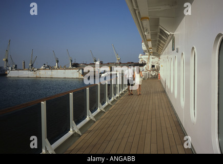 Uomo e donna che cammina insieme sul ponte della nave da crociera Costa Mediterranea nel porto di Palermo Sicilia Italia Foto Stock