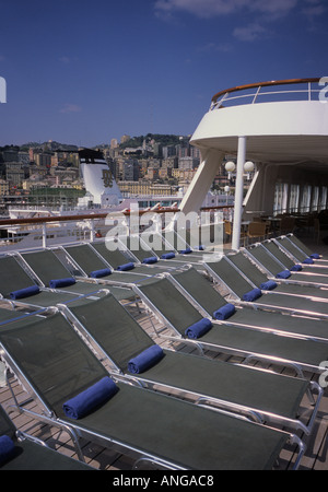 Sedie a sdraio sul ponte di una nave da crociera nel porto di Genova Italia Foto Stock