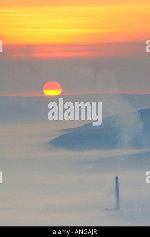 Hope Valley opere in cemento di sunrise che si eleva al di sopra della nebbia riempito di speranza nella valle del Peak District Foto Stock