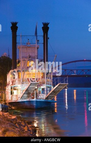 Stati Uniti d'America, Wisconsin, Mississippi River Valley, La Crosse: pedalo' Riverboat Julia Belle Swain lungo il fiume Mississippi / sera Foto Stock