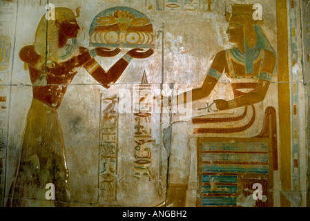 Egitto tempio di Sethi I Re Sethi I offerta a Dio Hathor Abydos Foto Stock