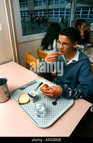 Marcq en Baroeul Francia ragazzo di mangiare il pranzo in mensa Foto Stock