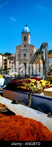 Port Vendres Languedoc Francia porta la chiesa di Notre Dame de Bonne Nouvelle Foto Stock