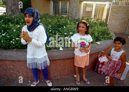 Ragazzina musulmana che indossa velo parco di Mushrif Dubai EMIRATI ARABI UNITI Foto Stock