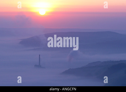 Hope Valley opere in cemento di sunrise che si eleva al di sopra della nebbia riempito di speranza nella valle del Peak District Foto Stock