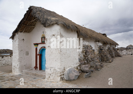 Antica chiesa di Parinacota Cile nelle Ande altitudine di circa 4500 metri Foto Stock