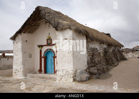 Vecchia chiesa Parinacota in Cile nelle Ande altitudine di circa 4500 metri Foto Stock