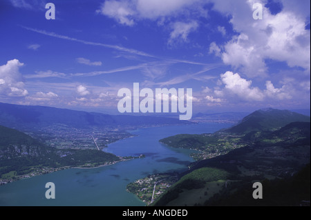 Una vista guardando a nord da Col de Forclaz su Lac d'Annecy, Haute, Savoie, Francia. Foto Stock