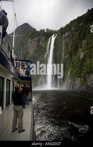 Una vista di uno dei tanti wafterfalls in Milford Sound preso dal ponte di Milford Mariner Foto Stock
