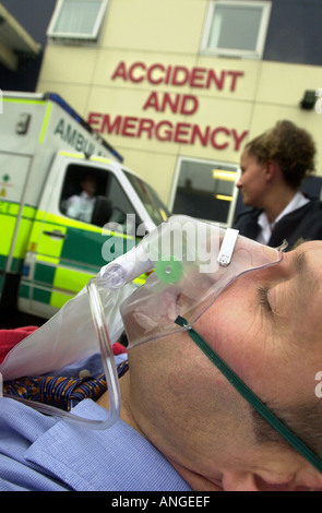 Autoambulanza escort di un paziente in pronto soccorso REGNO UNITO Foto Stock