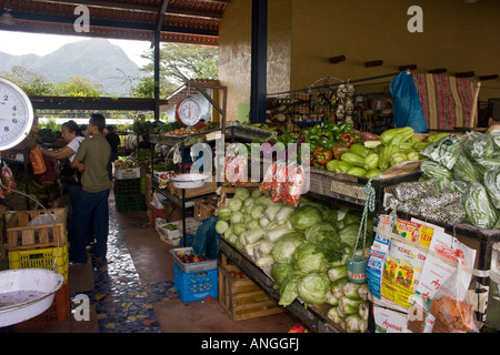 Prodotti freschi a El Valle de Anton mercato. Provincia di Cocle Affitto, Repubblica di Panama, America Centrale Foto Stock