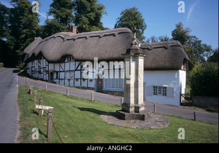 La struttura di legno cottage con il tetto di paglia in un villaggio ^Test Valley Wherwell Inghilterra Hampshire REGNO UNITO Foto Stock