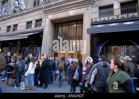 Orde di acquirenti al di fuori di Saks Fifth Avenue a New York Foto Stock