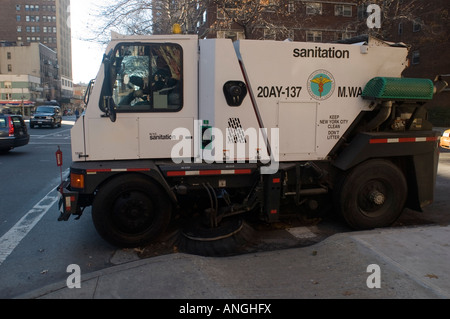 Un Dipartimento di Igiene spazzatrice ripulisce nel quartiere di Chelsea di New York Foto Stock