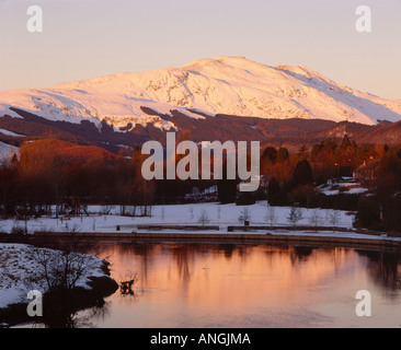 Ben Ledi e il fiume Teith visto da Callander, Stirling, Scozia Foto Stock