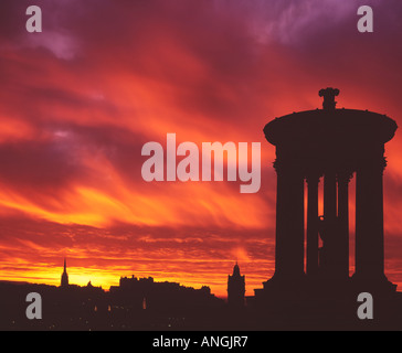 La Scozia, Edimburgo. Il Dugald Stewart monumento su Calton Hill con vista dello skyline della città Foto Stock