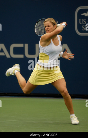 Kim Clijsters colpisce un diretti contro Maria Sharapova in finale del 2006 Acura Classic, La Costa, California Foto Stock