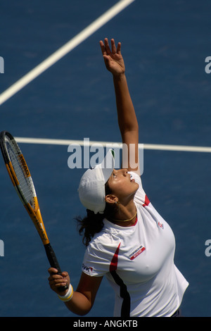 Indiano sensazione di tennis Sania MIRZA serve al 2005 Acura Classic Foto Stock