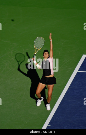 Indiano sensazione di tennis Sania MIRZA serve a Elena Dementieva al 2006 Indian Wells Pacific Life Open Foto Stock