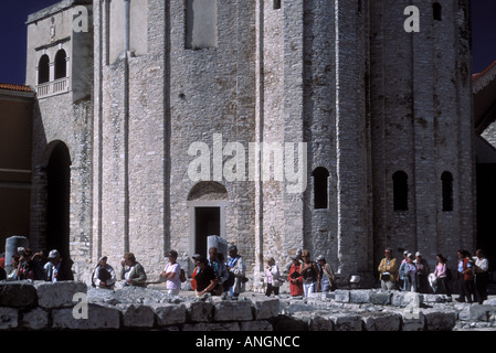 I turisti in rovine del Foro romano con la chiesa di Sv Sosija citta di Zara Dalmazia Croazia Foto Stock