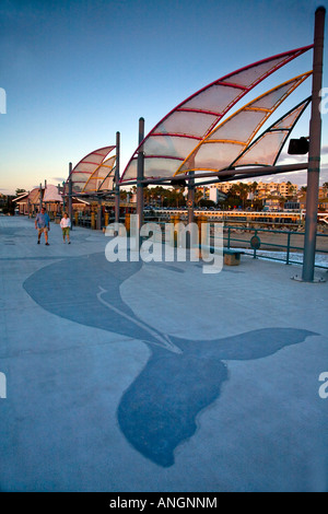 Progettazione di balena sul marciapiede,Redondo Beach King Harbor Los Angeles County California Ottobre Foto Stock