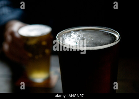 La birra una pinta di ADNAMS BITTER BIRRA E LA METÀ DI UN LAGER 2006 Foto Stock