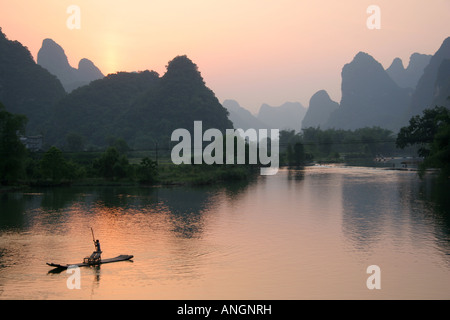 Zattera di bambù sul Fiume Li vicino a Yangshuo Cina al tramonto Foto Stock