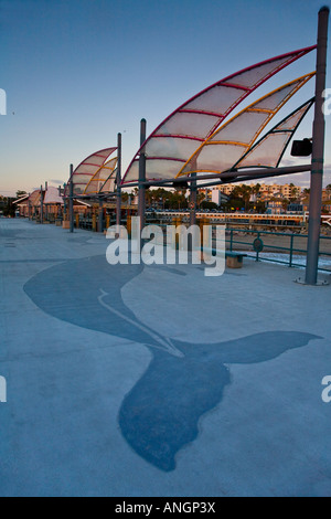 Progettazione di balena sul marciapiede di Redondo Beach King Harbor Los Angeles County California Ottobre Foto Stock