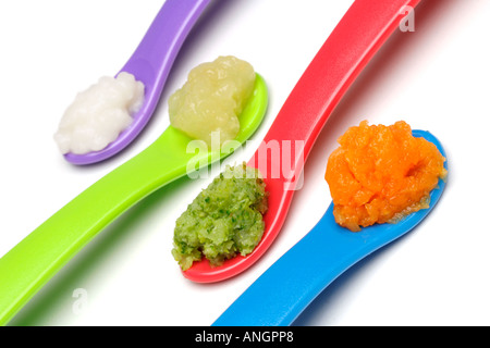Presto gli alimenti di svezzamento per neonati baby riso purea di mela  broccoli carota sulla plastica cucchiaini per lo svezzamento Foto stock -  Alamy