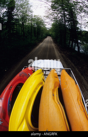 Furgone pieno di whitewater kayak su backroad in Laurentien montagne, Québec, Canada. Foto Stock
