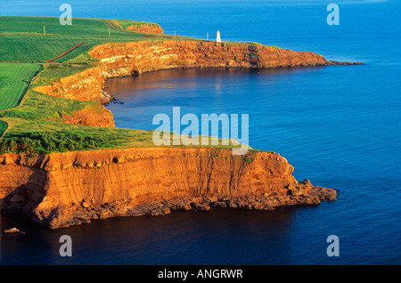 Antenna di scogliere di arenaria e il faro di Cape Tryon, Prince Edward Island, Canada. Foto Stock