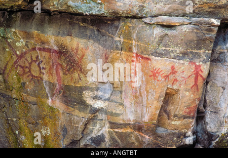 Prima Nazione ocra rossa pittogrammi/pitture rupestri trovati su una roccia nel mcintyre Bluffs sopra Vaseux Lake Provincial Park Foto Stock