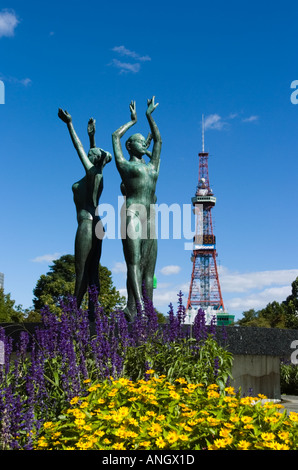 La scultura e la torre della televisione nel parco Odori nel centro di Sapporo in Giappone Foto Stock
