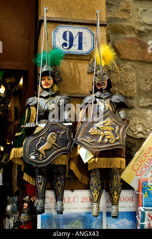 Cefalu cavalieri medievali knight giocattoli bambola giocattolo Italia Sicilia Foto Stock