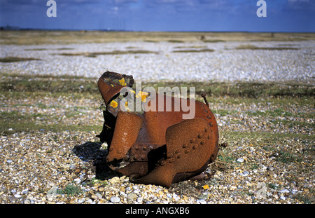 I detriti da prove su componenti di armi nucleari giacciono sulla spiaggia a Orford Ness nel Suffolk. Foto Stock