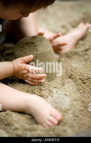 16 mesi old boy bambino che gioca nella sabbia, Montreal, Quebec, Canada. Foto Stock