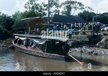 Sul fiume di Madre de Dios, un Amazon tributario, un riverboat carichi di produrre e di persone a Puerto Maldonado Foto Stock